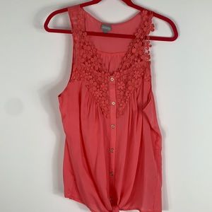 Vanity sleeveless top with crotchet flowers. Lg